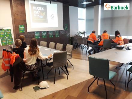 "Tak! Tak! Tak! Więcej takich wydarzeń w firmie – domagali się uczestnicy piątkowego spotkania w Barlinek Inwestycje Sp. z o. o. Tegoroczne obchody FSC Friday w Barlinku były okazją nie tylko do świętowania, ale także szerzenia świadomości o FSC wśród pracowników Spółki. Koordynator FSC przygotował prezentację na podstawie materiałów otrzymanych z biura FSC i wzbogacił o treści na temat funkcjonowania systemu w Spółce. Uczestnicy wykazywali zainteresowanie tematem, padało wiele ciekawych pytań dotyczących